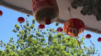 中国的新年灯笼在中国小镇。 祭祖拜年，烧纸金..